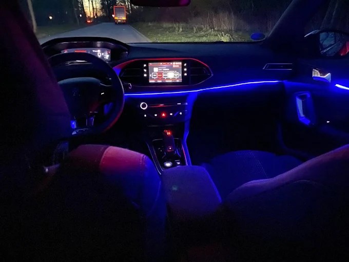 Blaue Ambientebeleuchtung im Cockpit, eingebaut von der Car Klinik Kiel