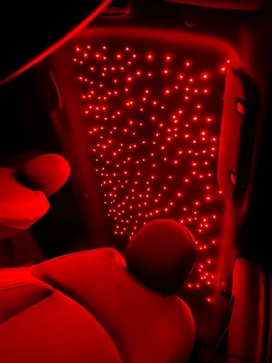 Roter LED-Sternenhimmel im Fahrzeughimmel