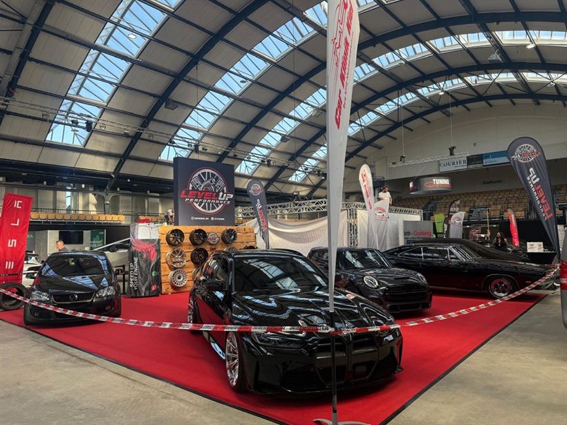 Messestand von Level Up Performance mit Kundenfahrzeugen
